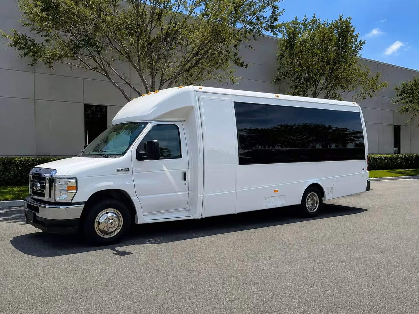 santa paula 15 passenger minibus rental
