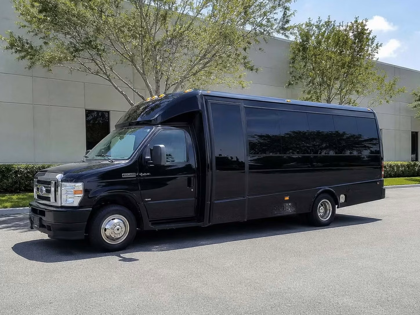 santa paula 18 passenger minibus rental